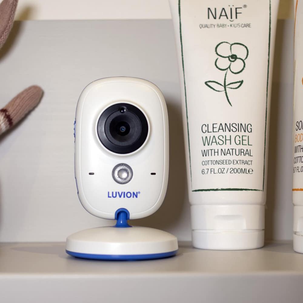 Foto van de Luvion Platinum 3 Plus Camera op een plankje