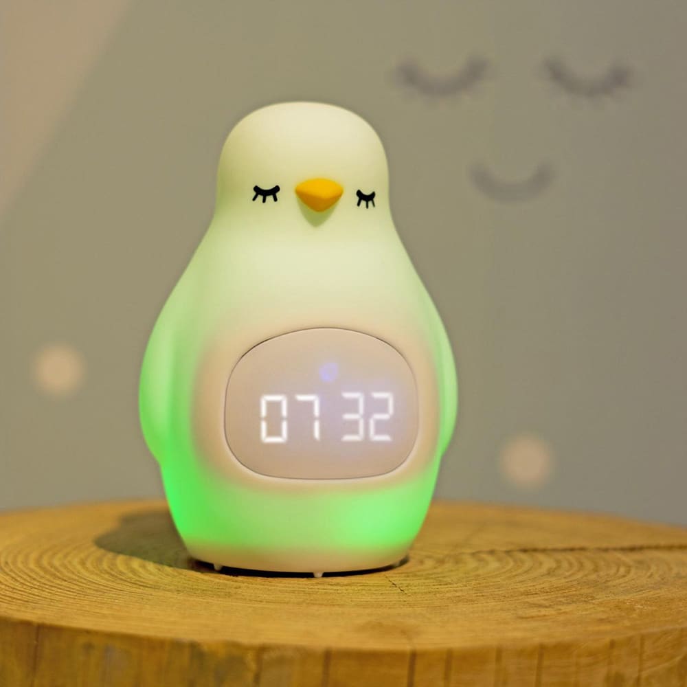 Foto van het groene pinguin slaaptrainer lampje dat aangeeft dat het tijd is om op te staan