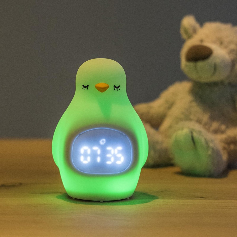 Foto van het groene pinguin slaaptrainer lampje dat aangeeft dat het tijd is om op te staan